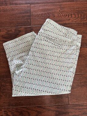 89th & Madison Green and Cream Patterned Capri Pants